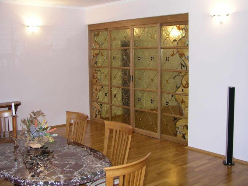 Перегородка для гостиной с цветным стеклом и декоративными вставками Салават