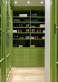 Г-образная гардеробная комната в зеленом цвете Салават