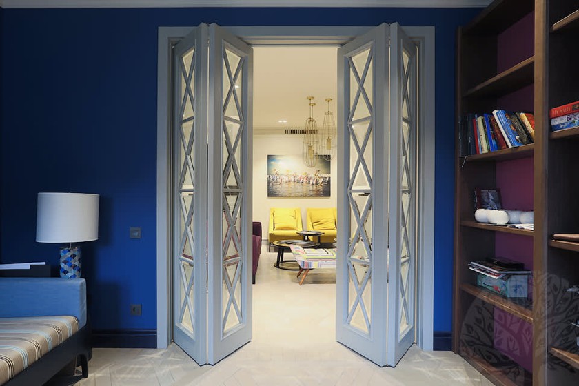 Двери гармошка  для гостиной со стеклами с разделителями Салават