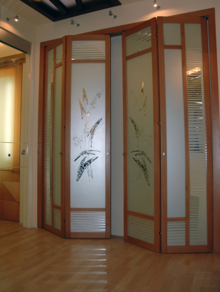 Широкие двери гармошка с матовым стеклом и рисунком Салават